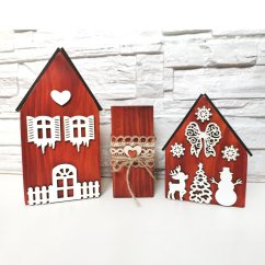 Drevený set dvoch domčekov a jedného svietnika v gaštanovej lazúre zdobený bielymi vianočnými výrezmi a vzorovou jutovou stuhou.