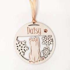 Drevená ozdoba na stromček s vyrezávanými vločkami, gravírovanou mačkou a jej menom.