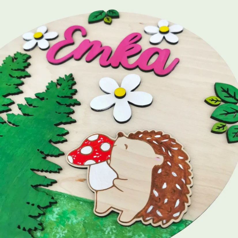 Detská okrúhla menovka s ježkom, ihličnatými stromčekmi a kvietkami.