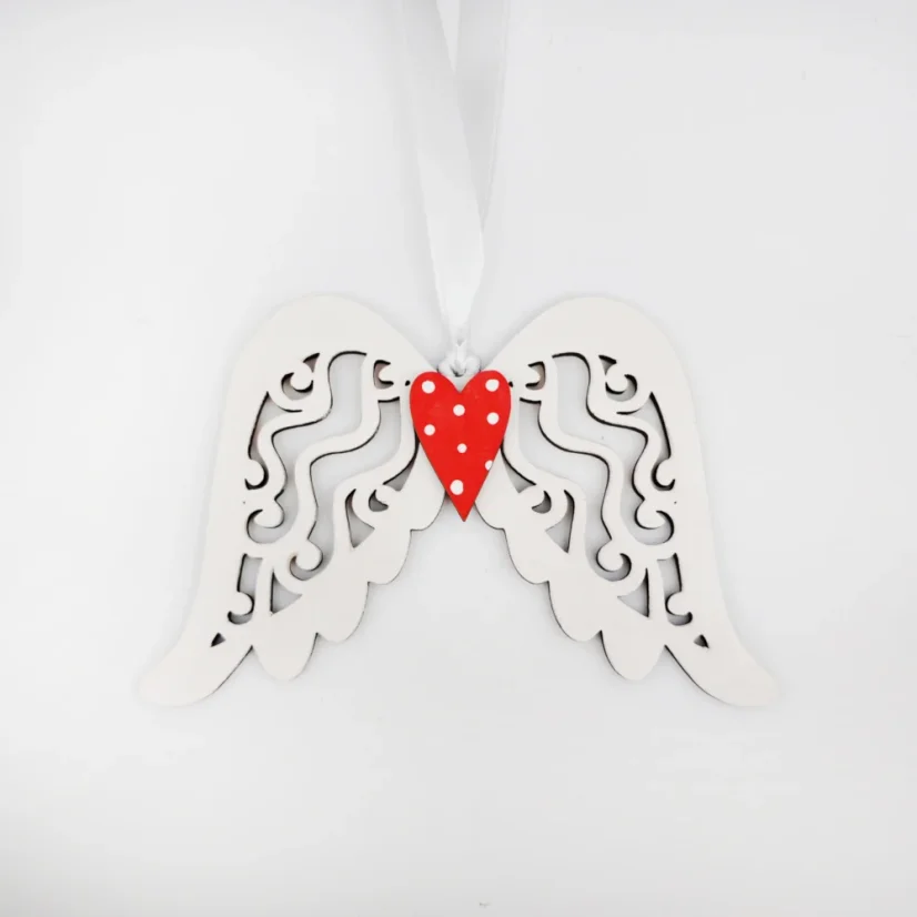 Biele drevené anjelské krídla s červeným srdiečkom.