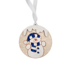 Drevená ozdoba na stromček s maľovaným snehuliakom, s bielou stuhou. Drevená ozdoba na stromček s maľovaným snehuliakom, s bielou stuhou.