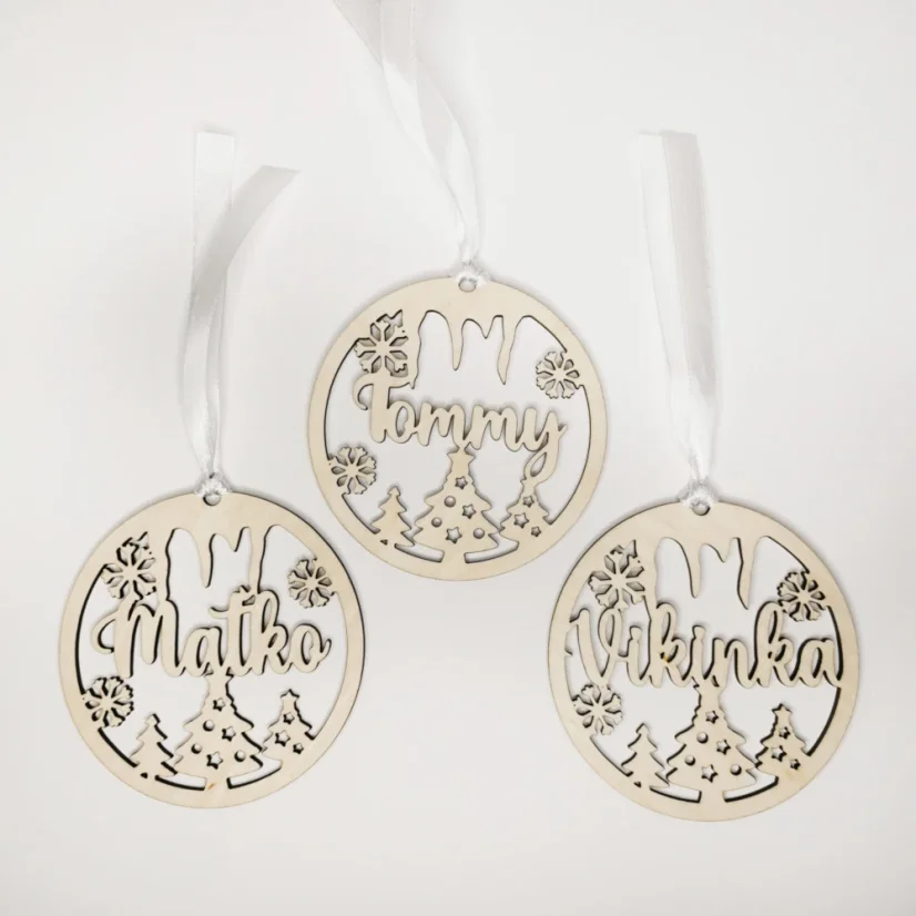 Drevené vianočné ozdoby s menom a so stuhou vo farbe poľa výberu.