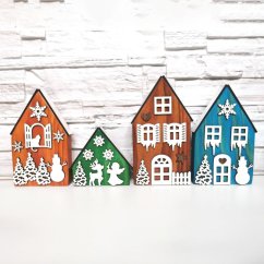 Štyri drevené domčeky v rôznych odtieňoch lazúr, zdobené bielymi výrezmi s vianočnými a zimnými motívmi.