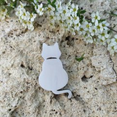 Drevená brošňa mačka