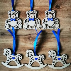 Drevené vianočné ozdoby vo výhodnej sade - 3x medvedík s modrou mašľou a stuhou, 3x húpací koník s modrým srdiečkom a stuhou.