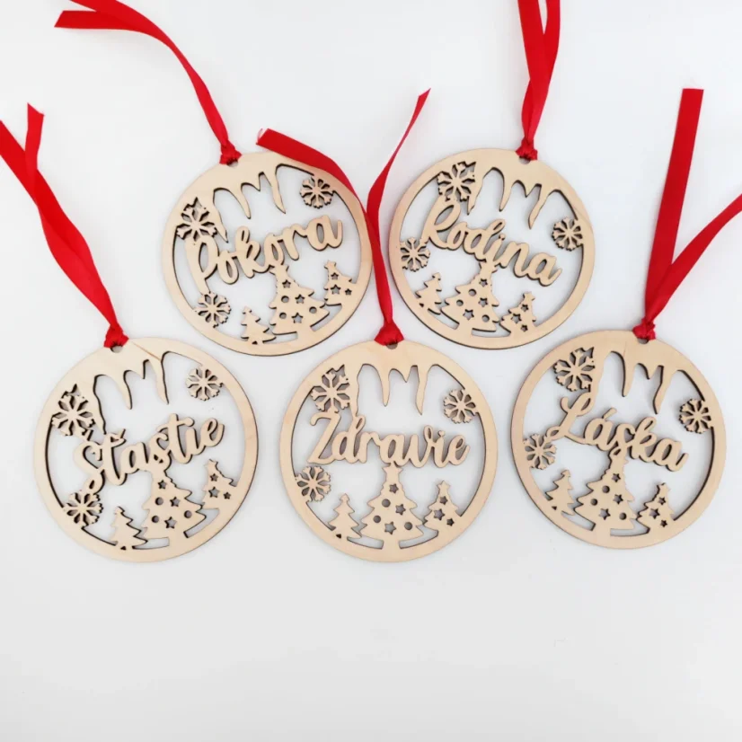 Sada drevených vianočných ozdôb s nápismi láska, rodina, zdravie, šťastie a pokora so stuhou podľa želania.