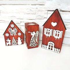 Dva drevené domčeky v gaštanovej lazúre a k nim zladený svietnik, ktorý je zdobený anjelom a vločkami kolom dokola.