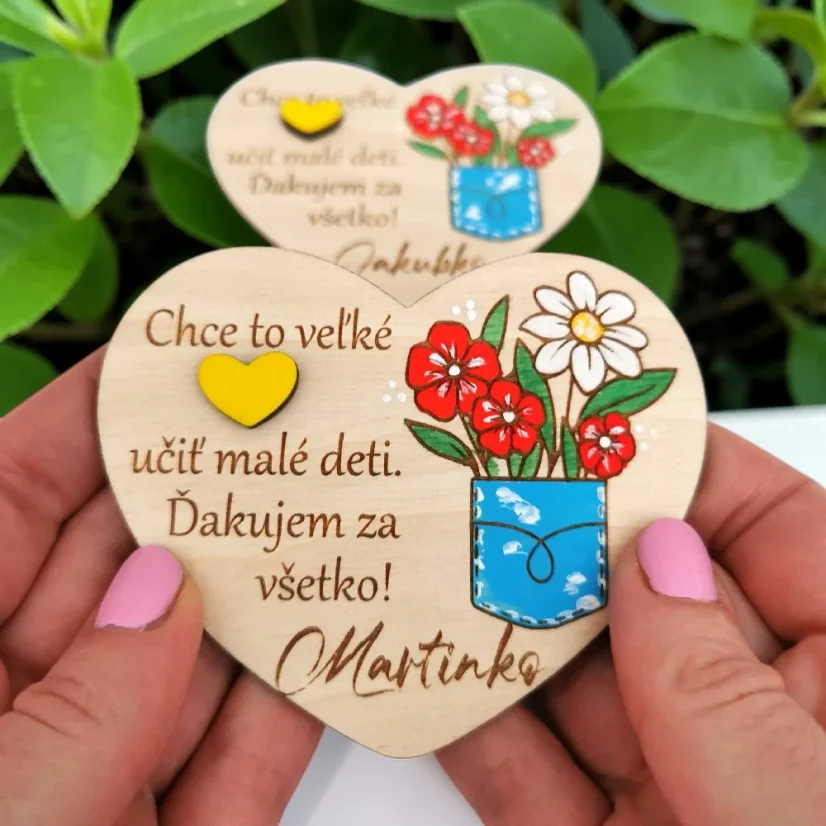 Drevené magnetky v tvare srdca, ručne maľovaná farebná kytica kvetov, gravírovaný text: "Chce to veľké srdce učiť malé deti".