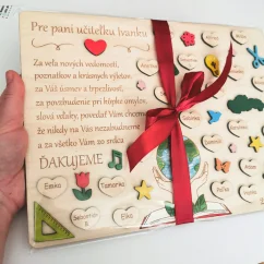 Tabuľka s menami detí v darčekovom balení - celofán + stuha.