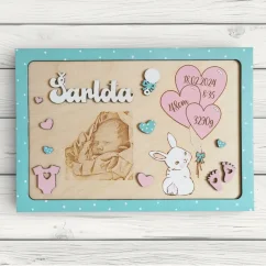 Drevená maľovaná tabuľka s gravírovanou fotkou a údajmi o bábätku vo farbe tyrkysová, ružová, biela.