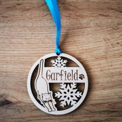 Drevená ozdoba na stromček s vyrezávanými vločkami, gravírovanou mačkou a jej menom.