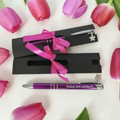 Kovové fialové pero s príveskom kvietok v darčekovom balení, gravírovaný text "Krásny deň učiteľov".