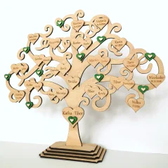 Drevený rodostrom z buku v podstave so srdiečkami, na ktorých sú gravírované mená s dátumami narodenia a zelenými ručne maľovanými srdiečkami. Drevený rodostrom z buku v podstave so srdiečkami, na ktorých sú gravírované mená s dátumami narodenia a zelenými ručne maľovanými srdiečkami.