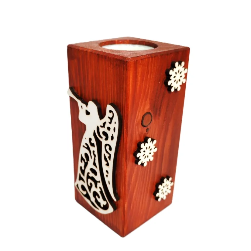 Drevený svietnik na jednu čajovú sviečku v gaštanovej lazúre zdobený po obvode bielymi výrezmi anjela a vločiek.
