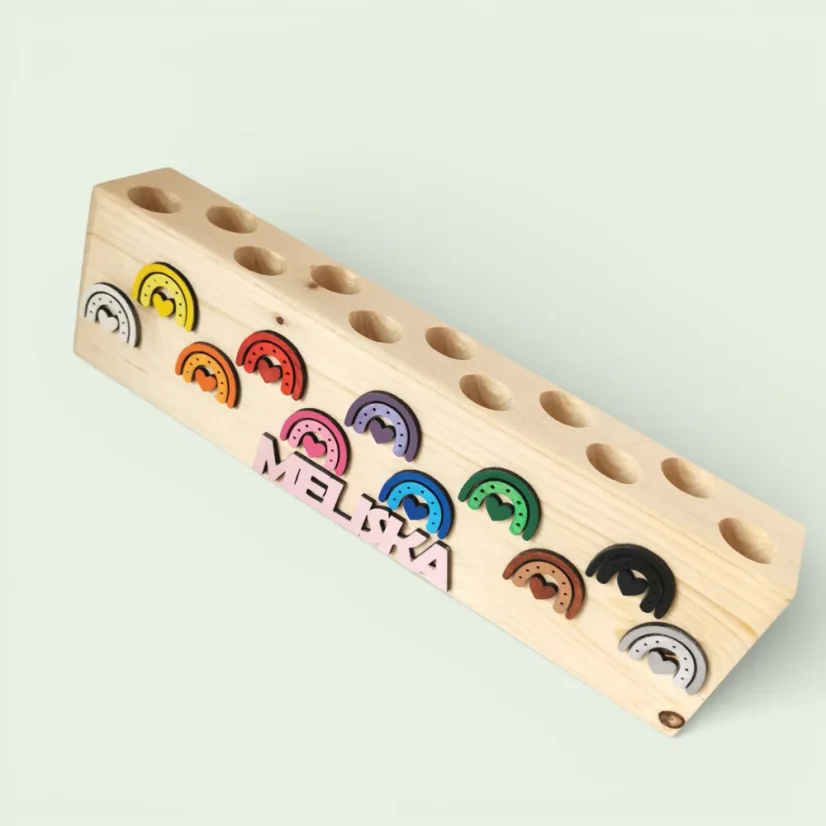 Drevený masívny pastelkovník z vrchu.