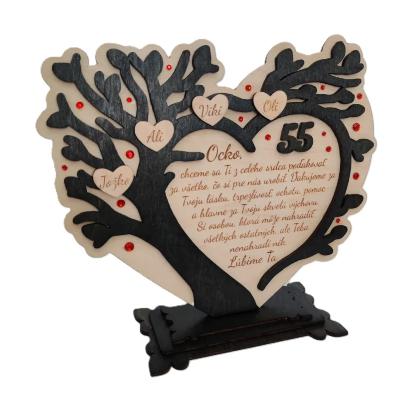 Drevený strom v podstave s konármi do tvaru srdca, vnútri gravírovaný text a venovanie na drevenom podklade, vek vo farbe stromu, pomedzi konáre kamienky vo voliteľnej farbe.