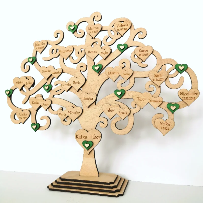 Drevený rodostrom z buku v podstave so srdiečkami, na ktorých sú gravírované mená s dátumami narodenia a zelenými ručne maľovanými srdiečkami.