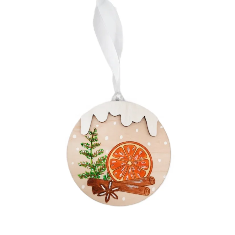 Drevená ozdoba na stromček s gravírovanými a ručne maľovanými voňavými symbolmi Vianoc - pomaranč, škorica, ihličie badián. 