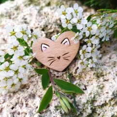 Drevená brošňa s mačkou menšia