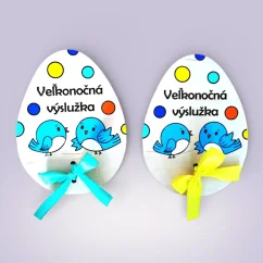 Drevené farebne maľované vajíčko - guličky, modré vtáčiky a gravírovaný text "Veľkonočná výslužka", s farebnou stuhou na pripevnenie výslužky.