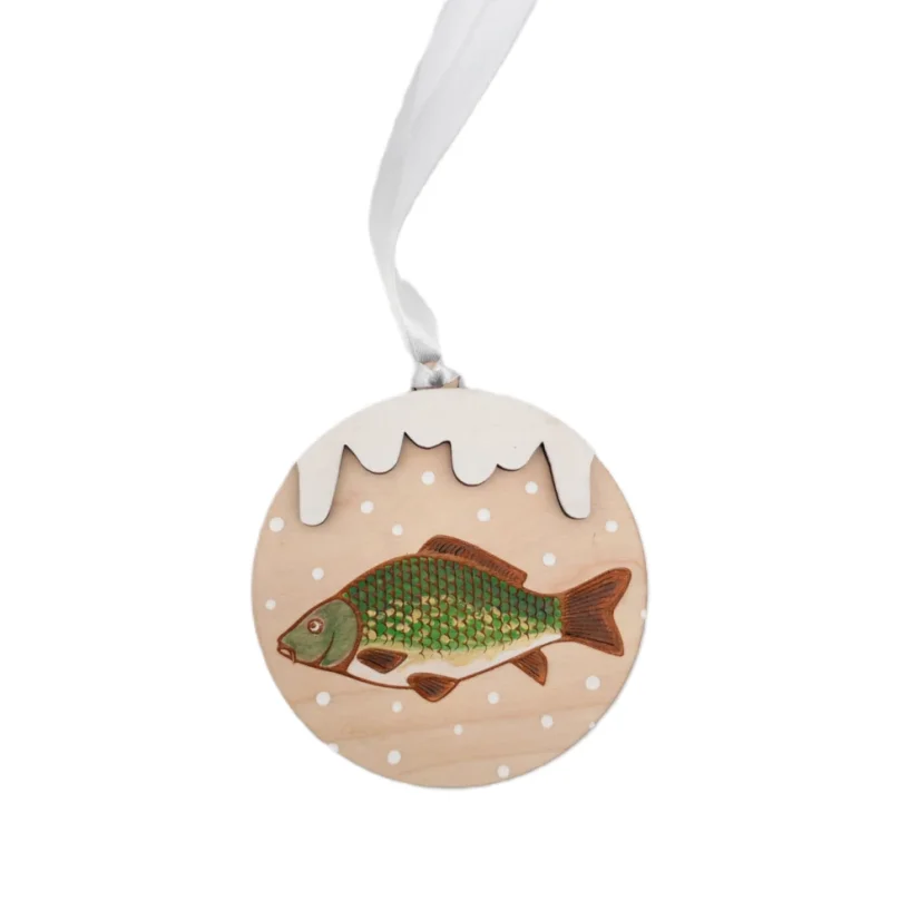 Drevená ozdoba na stromček s maľovaným vianočným kaprom, s bielou stuhou.