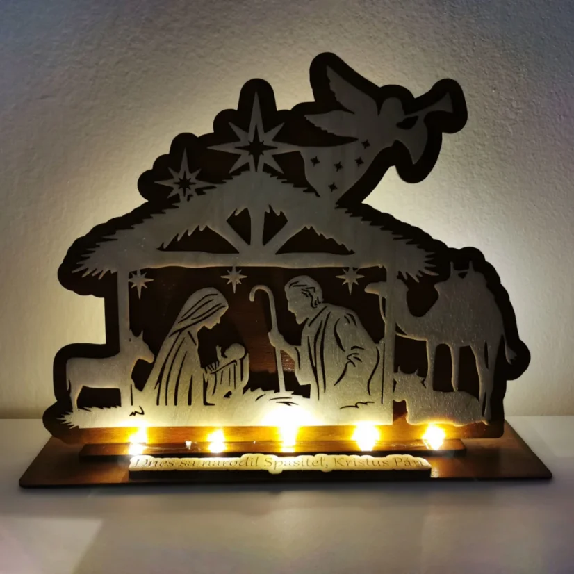 Drevený Betlehem so zapnutými svetielkami