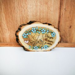 Stojaci agátový krúžok, s maľovanými modrými kvetmi, držiacimi sa rukami a gravírovaným textom "Ďakujem Ti mami, za všetko".