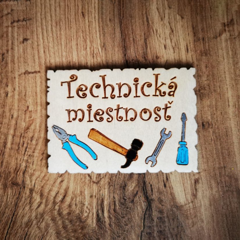 Drevená tabuľka na dvere s nápisom "Technická miestnosť", s gravírovaným a ručne maľovaným náradím.
