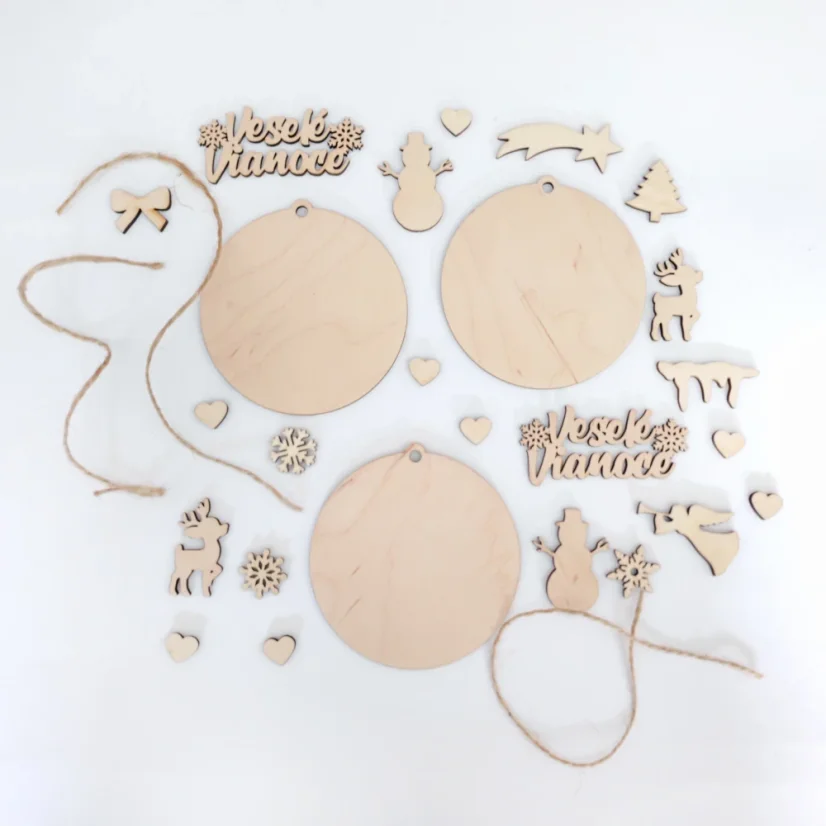 Rozložené drevené výrezy potrebné na výrobu troch kusov vlastných ozdôb.