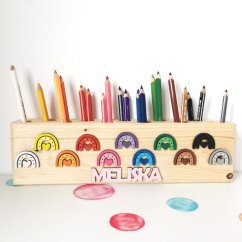 Drevený masívny pastelkovník s menom a roztriedenými pastelkami.
