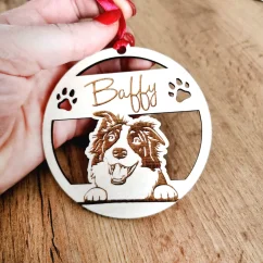 Drevená ozdoba na stromček s border kóliou a menom.