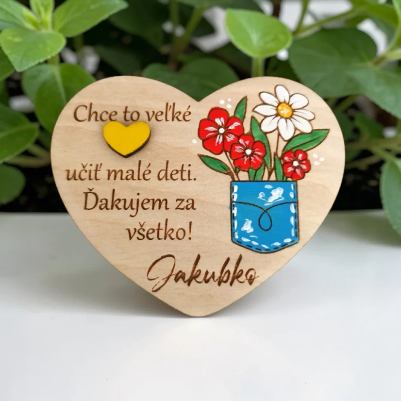 Drevená magnetka v tvare srdca, ručne maľovaná farebná kytica kvetov, gravírovaný text: "Chce to veľké srdce učiť malé deti".