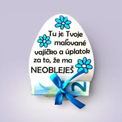 Drevené vajíčko s modrými maľovanými kvietkami a textom "Tu je Tvoje maľované vajíčko a úplatok za to, že ma neobleješ."