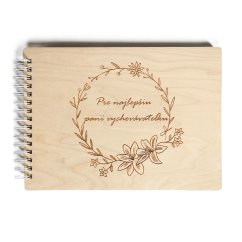 Drevený personalizovaný album s gravírovanými kvetinkami a lístkami do kruhu, v strede gravírovaný vlastný text.