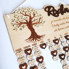 Drevený rodinný kalendár na stenu s citátom – prehľad narodenín a osláv.