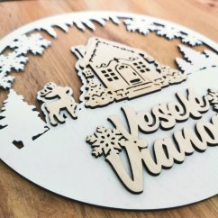 Drevený biely veniec v tvare kruhu ozdobený výrezmi - domček, srnček, ľubovoľný text.