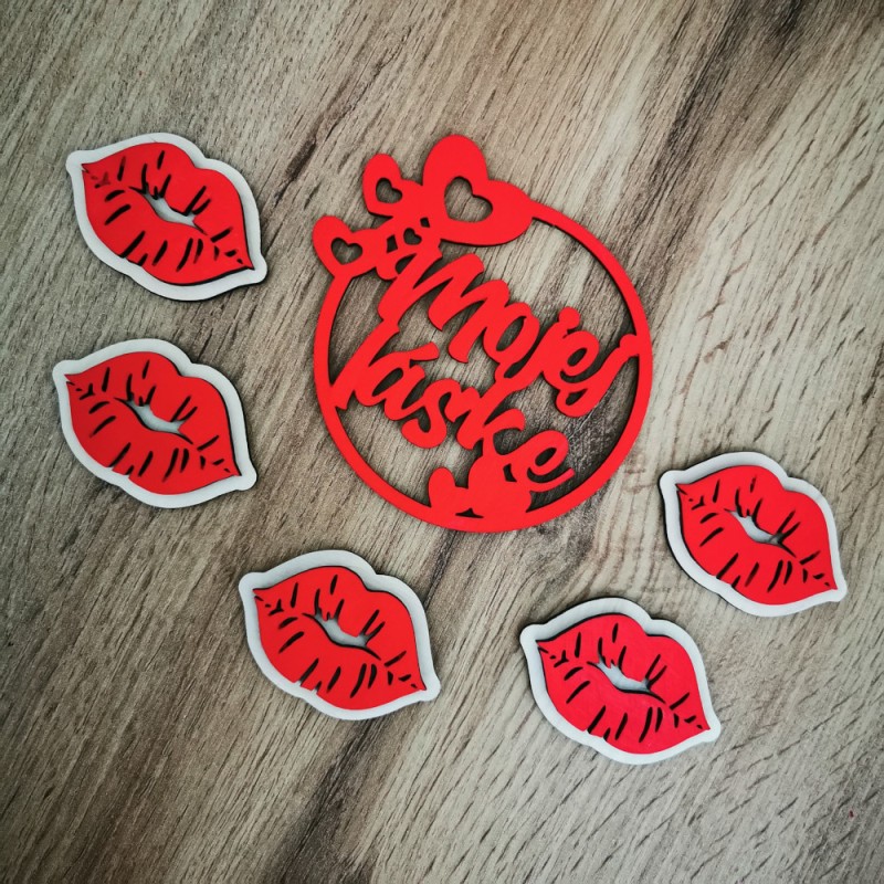 Červené drevené ozdoby na tortu, 5ks pusiniek a ozdoba v tvare kruhu s textom "Mojej láske.".