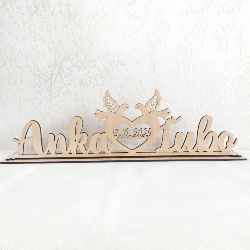 Drevená menovka novomanželov na svadobný stôl