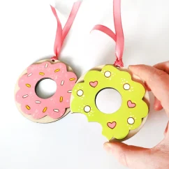 Drevené ozdoby na stromček - donuty s ružovou a pistáciovou polevou a farebnou posýpkou.