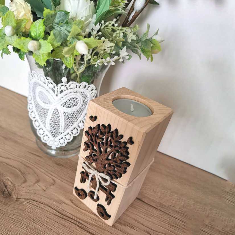 Drevený svietnik zo smreku s hnedým výrezom stromu, lavičky a vtáčikov - ukážka v interiéri.