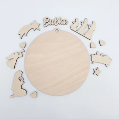 Rozložené drevené výrezy potrebné na výrobu veľkej vianočnej ozdoby spolu s textovým výrezom. Rozložené drevené výrezy potrebné na výrobu veľkej vianočnej ozdoby spolu s textovým výrezom.