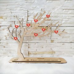 Drevený strom v podstave z bukového materiálu zdobený s ručne maľovanými červenými srdiečkami na konároch.