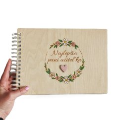 Drevený album s gravírovanými ručne maľovanými kvietkami do kruhu, vnútri s vlastným textom.