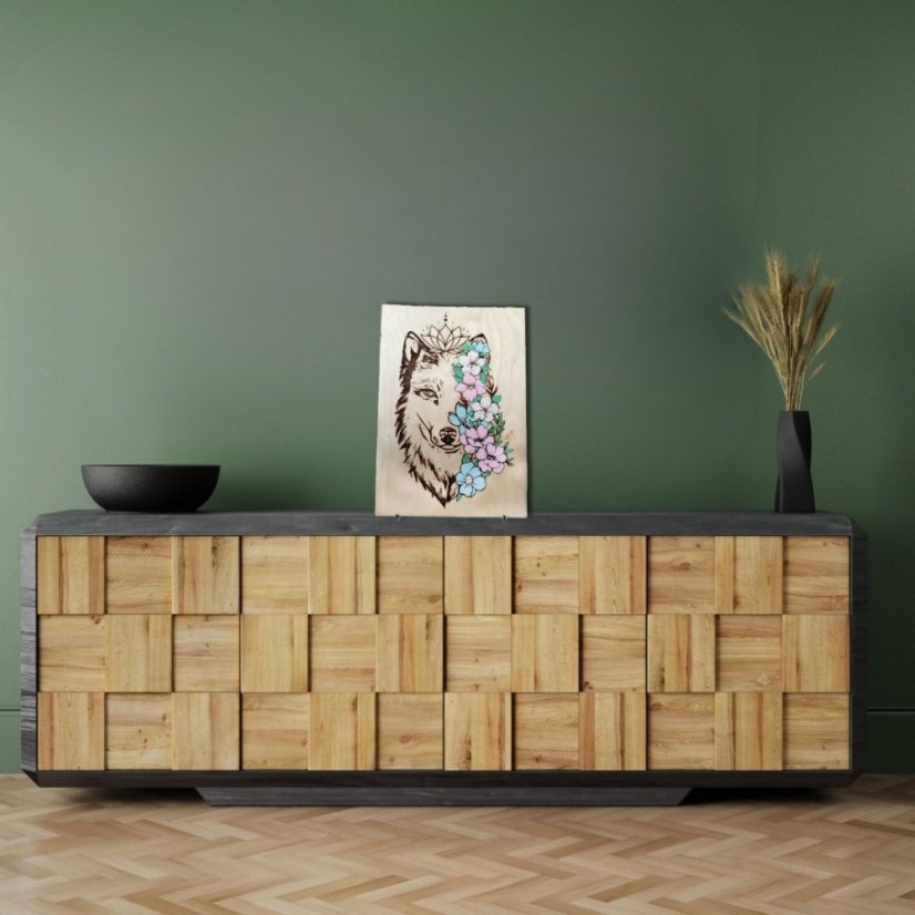 Drevený gravírovaný obraz vlka s ručne maľovanými kvetmi - ukážka v interiéri.