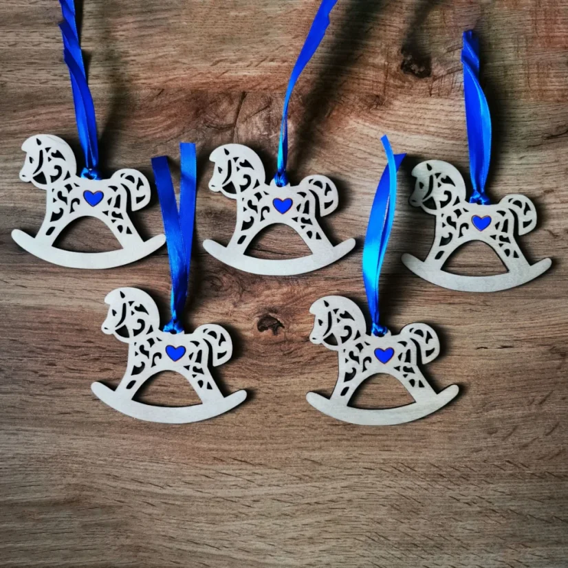 Ukážka piatich vianočných ozdôb húpacích koníkov ako sady, ktorú si môžeš vyskladať.