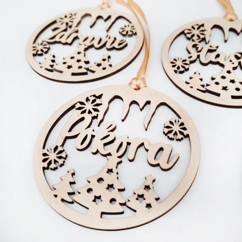 Detail drevenej vianočnej ozdoby na stromček.