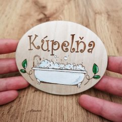 Drevená tabuľka na dvere s nápisom "Kúpeľňa", s gravírovanou a ručne maľovanou vaňou s penou - ukážka oválneho tvaru.