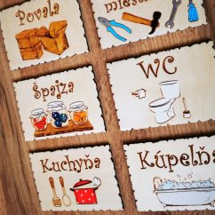 Detail viacerých drevených tabuliek na dvere pre ostatné miestnosti.