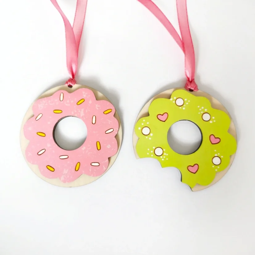 Drevené ozdoby na stromček - donuty s ružovou a pistáciovou polevou a farebnou posýpkou.