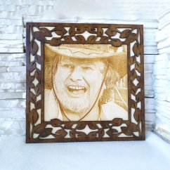 Gravírovaná fotka na dreve s ručne maľovaným hnedým orámovaním v tvare listov. Gravírovaná fotka na dreve s ručne maľovaným hnedým orámovaním v tvare listov.